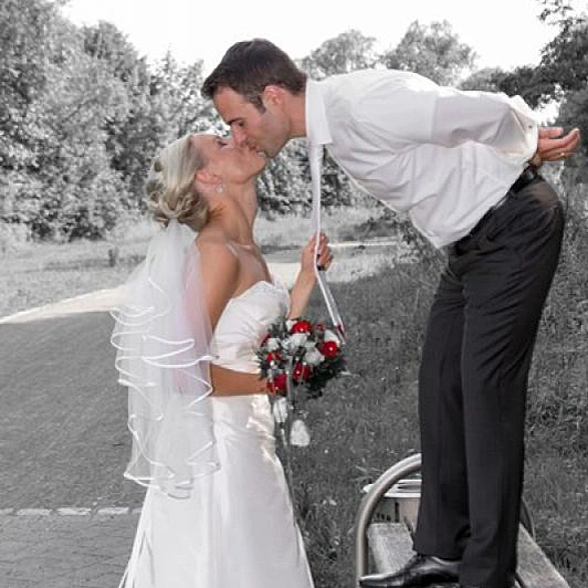 Hochzeitspaar bei Sonnenuntergang